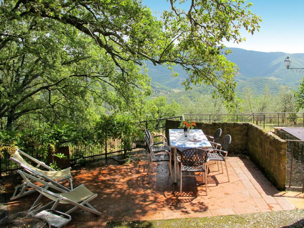 LinariHoliday Home Capella by Interhome的山地庭院的桌椅