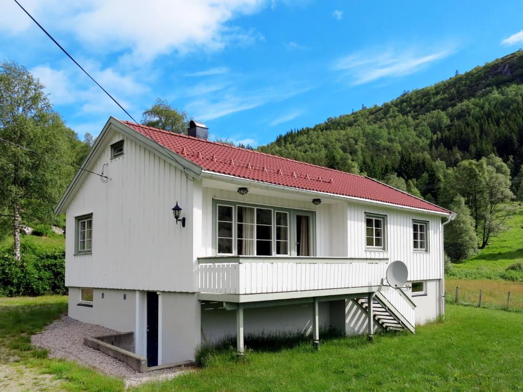 ÅseralHoliday Home Olavbu - SOW105 by Interhome的白色房子,有红色屋顶
