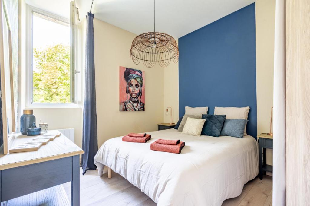 南特Le Belleville, proche hypercentre au calme, wifi的一间卧室配有一张白色大床和蓝色的墙壁