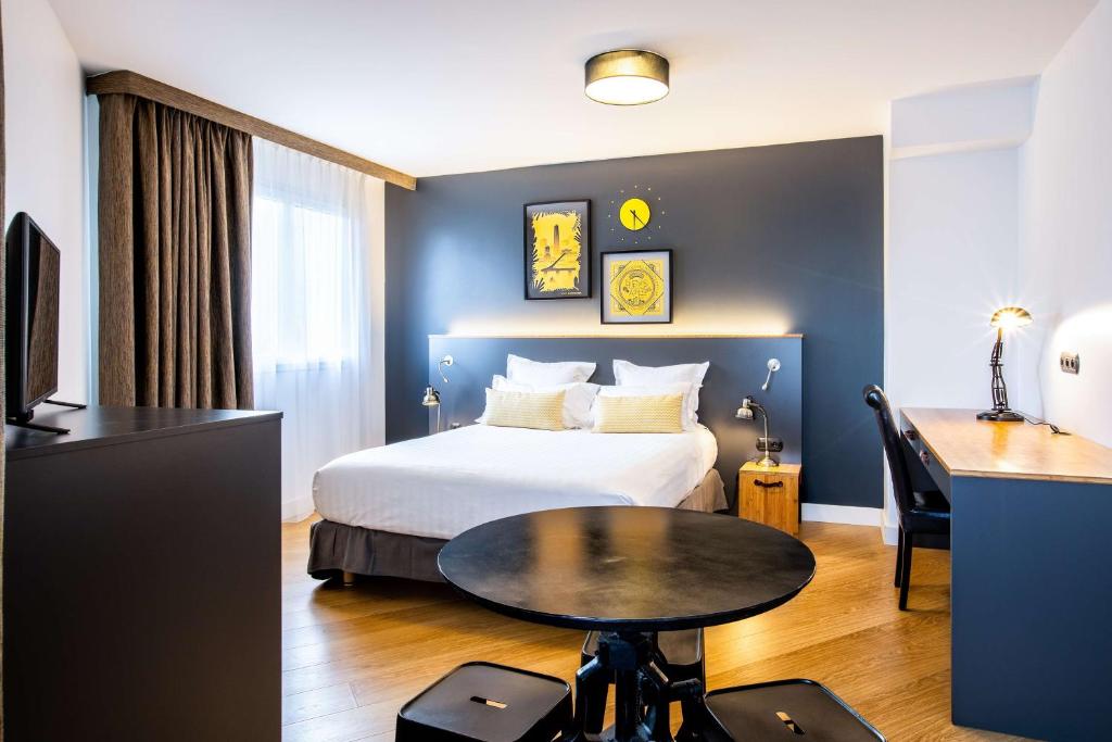 鸽林巴黎拉德芳斯贝斯特韦斯特酒店的酒店客房配有一张床铺、一张桌子和一张书桌。