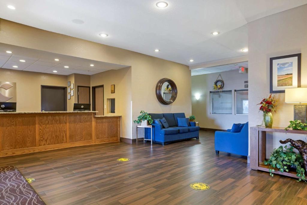 匹兹堡匹兹堡康福特茵酒店的医院的大厅,里面设有蓝色的椅子和候诊室