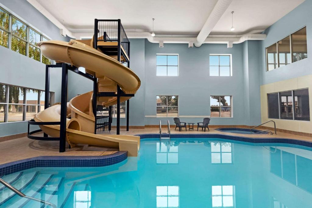 莱斯布里奇莱斯布里奇智选假日酒店及套房的一座带滑梯的室内游泳池