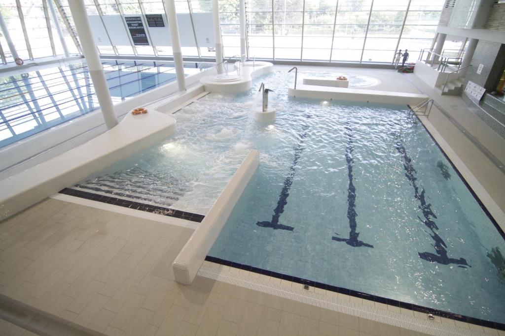 瓦乌布日赫Aqua-Zdrój的大楼内的大型游泳池
