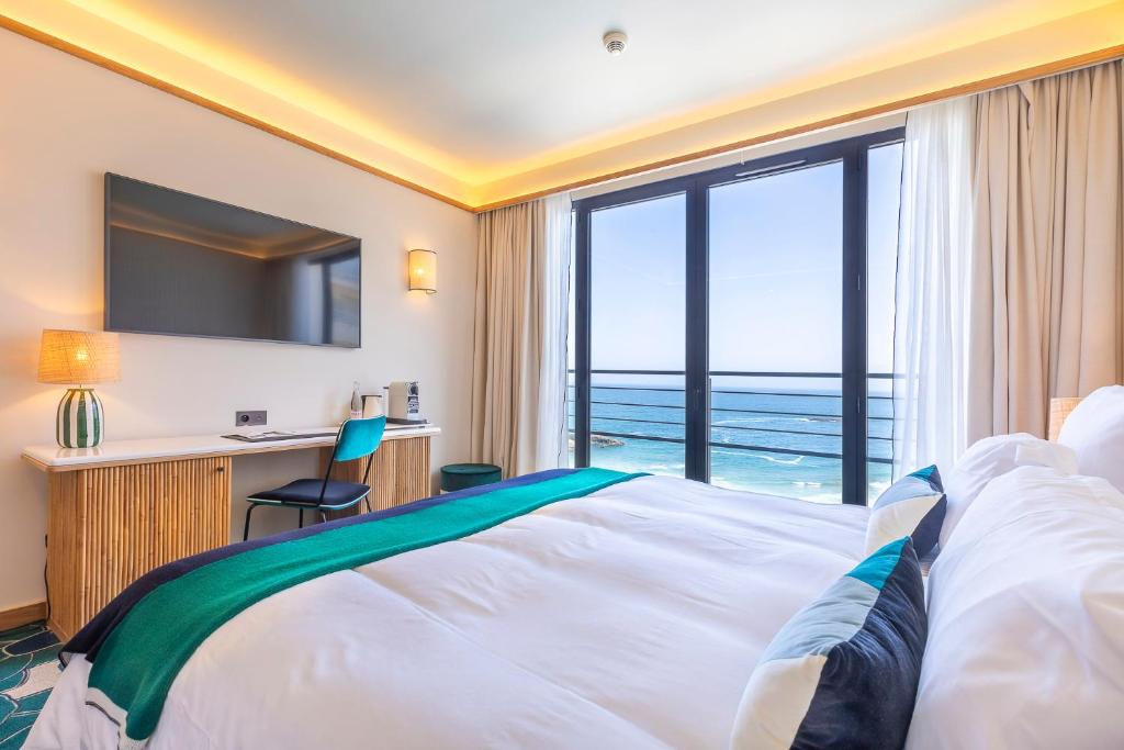 比亚里茨巴黎酒店兼咖啡馆的酒店客房设有一张床,享有海景。