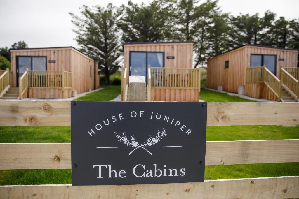 布罗德福德The Cabins - House of Juniper的小屋里放养者房屋的标志