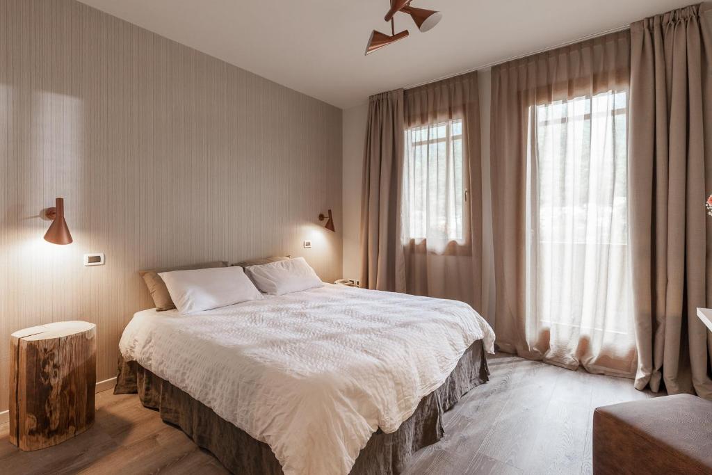 布兰塔河上坎普朗哥Contra' Contarini的一间卧室设有一张床和一个大窗户