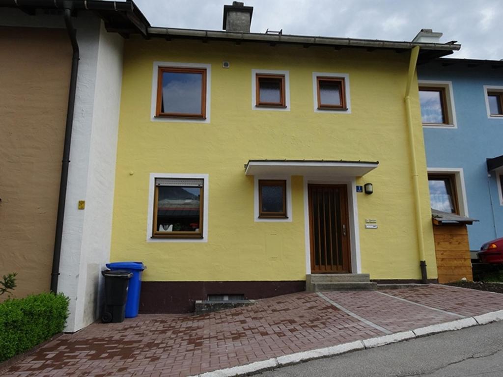 比绍夫斯维森Haus Wendland的黄色房子,前门