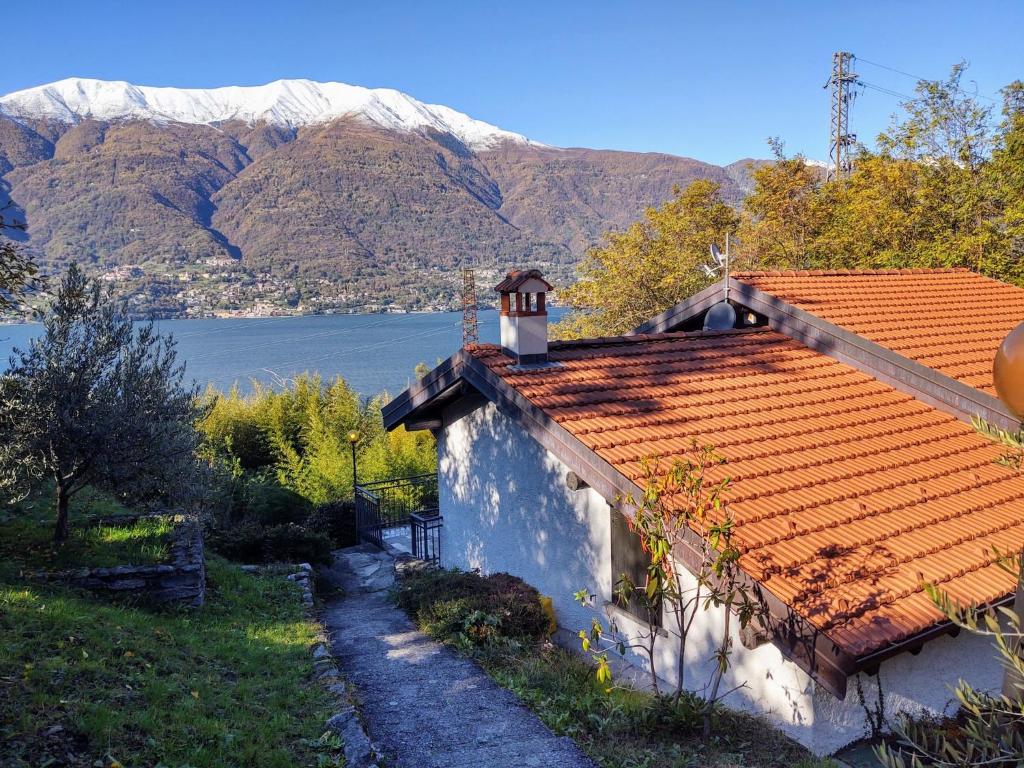 德尔维奥Holiday Home Annita by Interhome的一座带橙色屋顶的山房