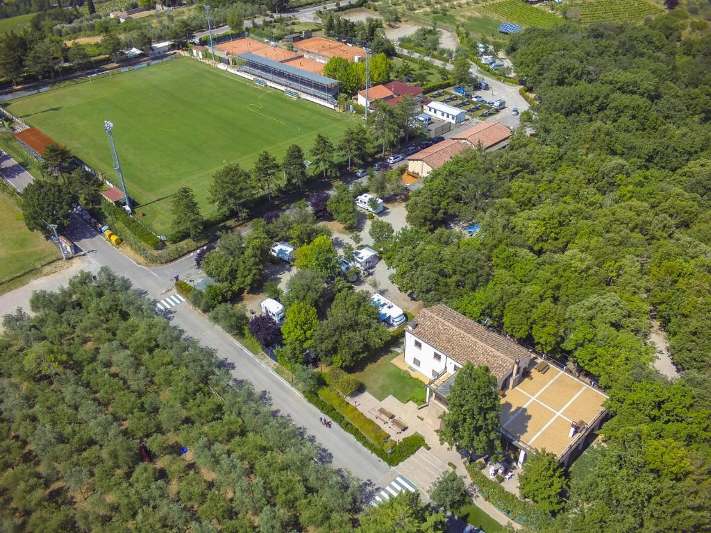 圣吉米纳诺博斯凯托迪酒店的享有公园空中美景,设有网球场
