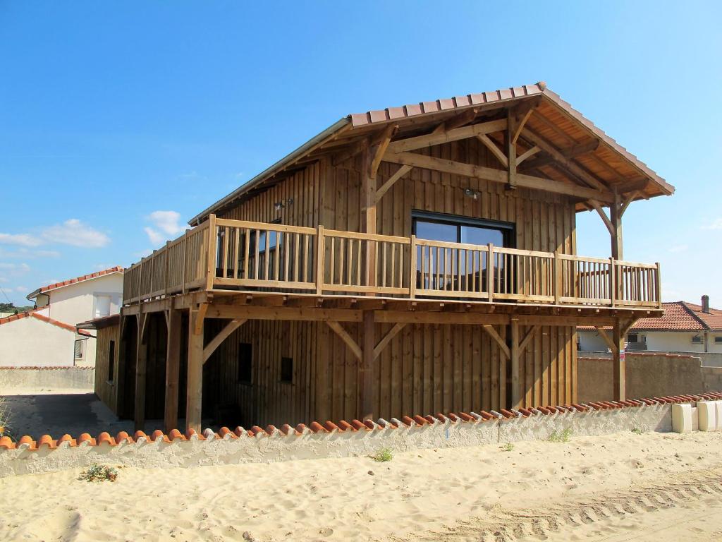 米尼赞海滩Holiday Home Les Mouettes by Interhome的海滩上带甲板的木屋