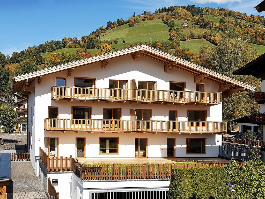 ErlbergApartment Haus Sonne by Interhome的带阳台的白色建筑和山丘
