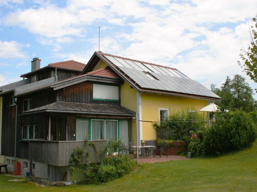 盖恩贝格Holiday Home große Winten by Interhome的屋顶上设有太阳能电池板的房子