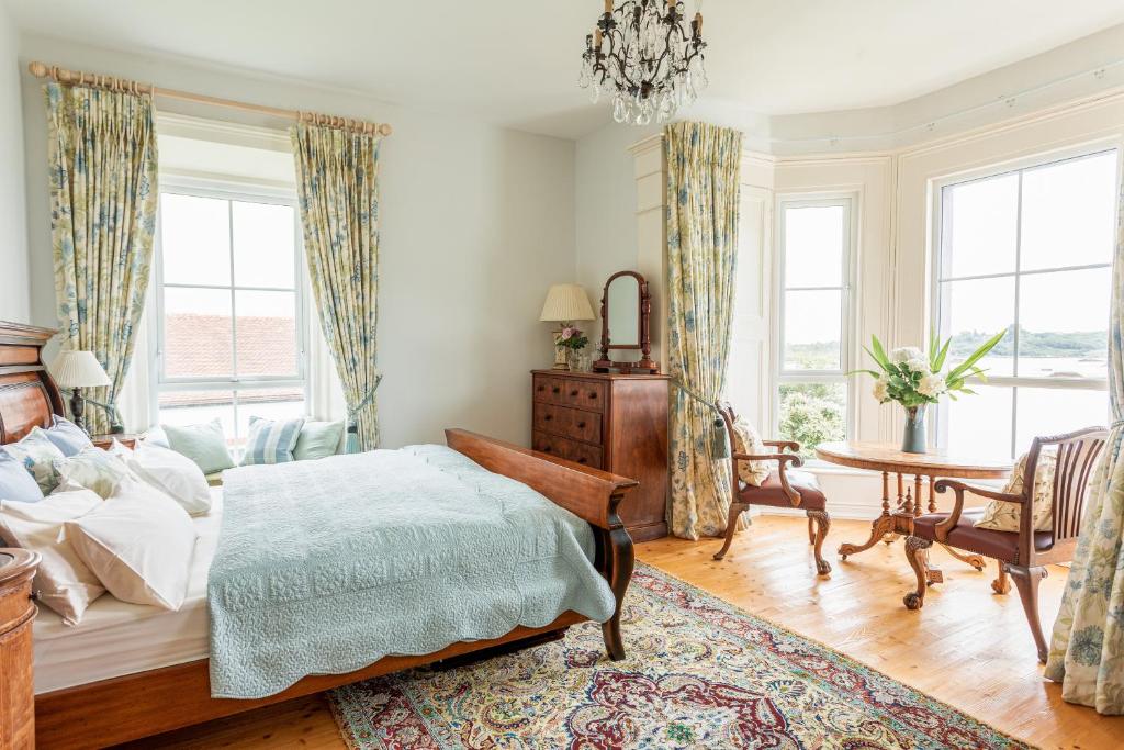 RosmuckScreebe House的卧室配有床、桌子和窗户。