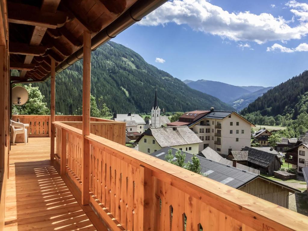 Ebene ReichenauChalet Felsenhütte by Interhome的享有城镇景致的木制阳台