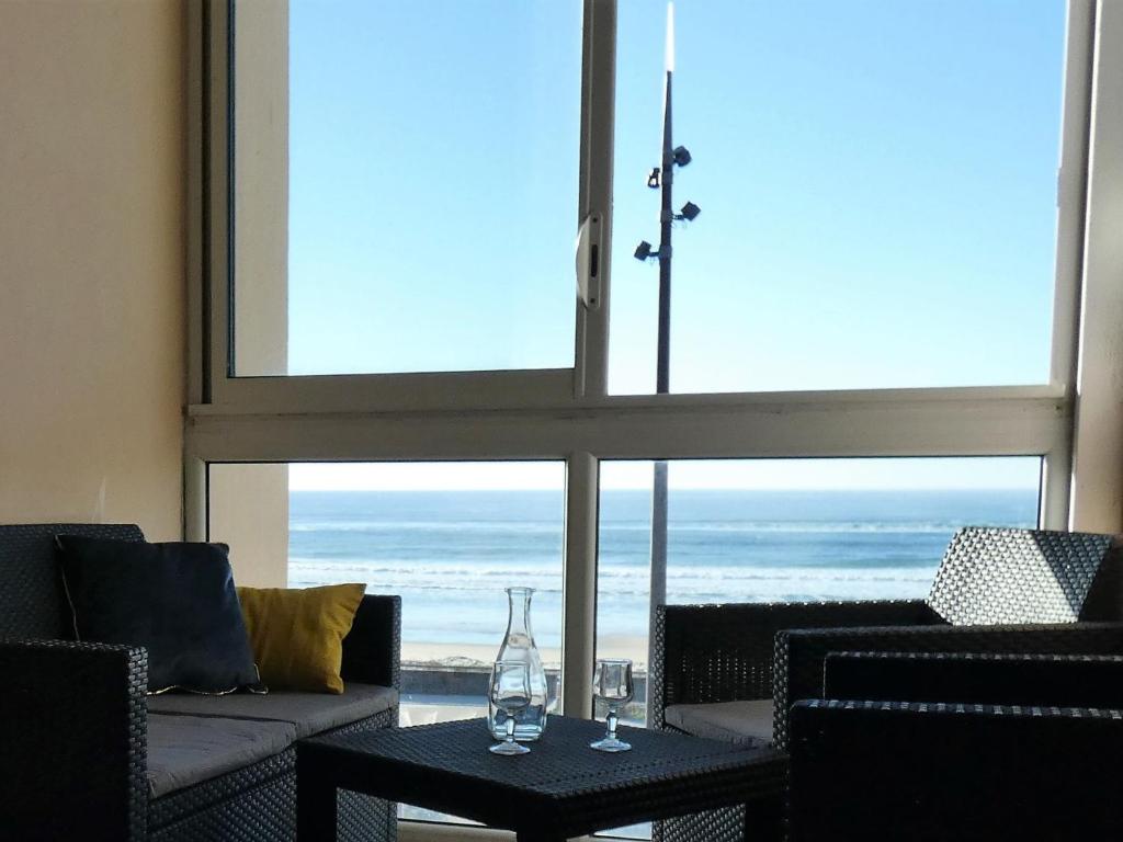 米尼赞海滩Studio Le Patio by Interhome的客房设有海景窗户。