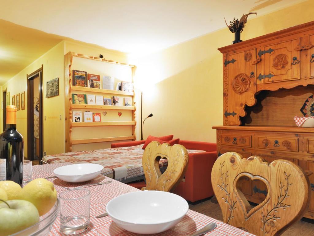 阿尔巴迪卡纳泽伊Apartment Enrosadira-3 by Interhome的用餐室配有一张桌子,里面的心雕刻在椅子上