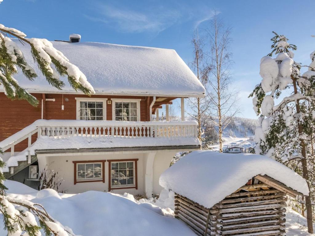 HyrynsalmiHoliday Home Aurinkoalppi 10a paritalo price includes by Interhome的雪覆盖的房屋,屋顶