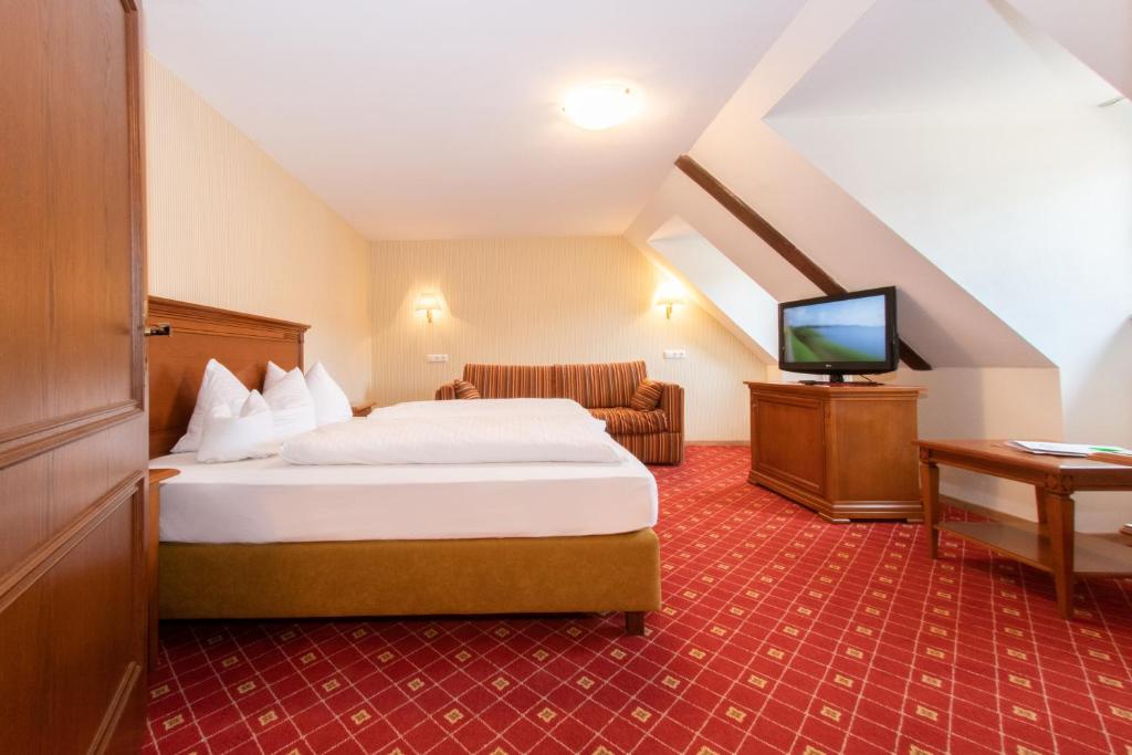 内森尔旺Brauerei-Gasthof Hotel Post的酒店客房,配有床和电视