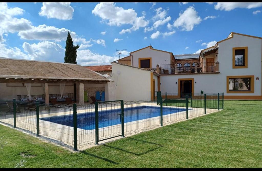 GuadamurCasa Rural de Ancos, Guadamur, Toledo的别墅前设有游泳池