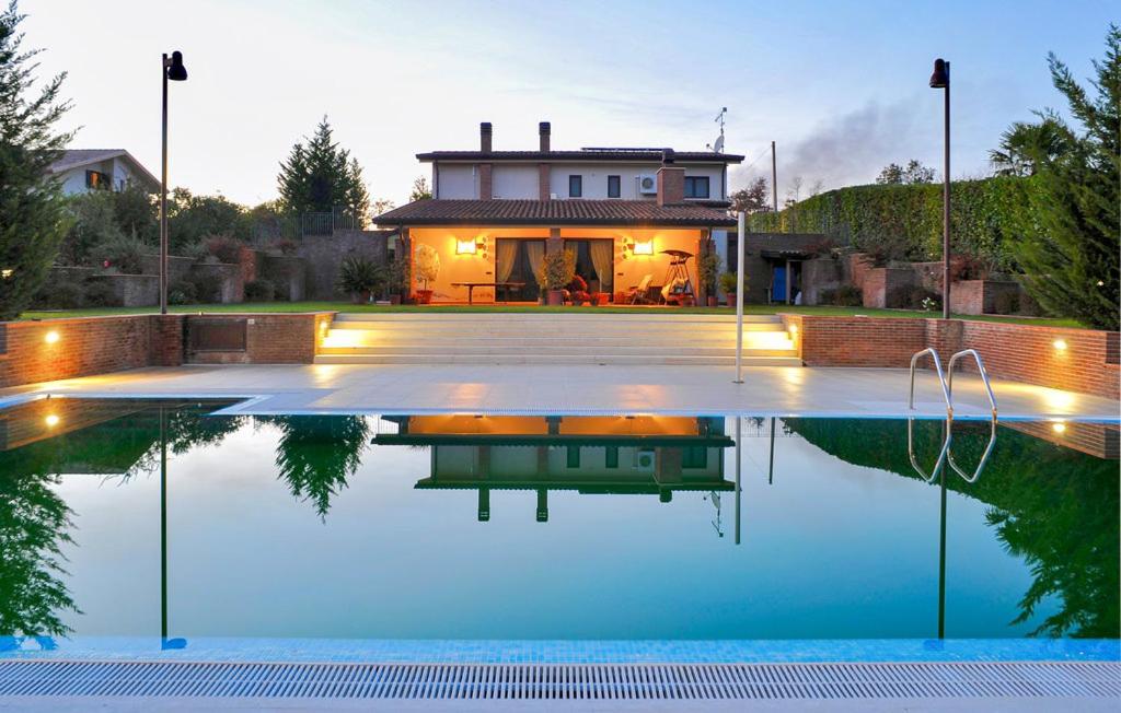 伊塞尔尼亚Villa MariaTeresa的房屋前有游泳池的房子