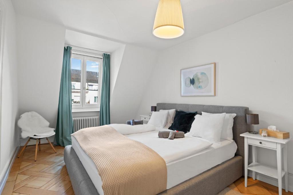 卢塞恩Central Bright & Cozy Apartments的卧室设有一张白色大床和一扇窗户。