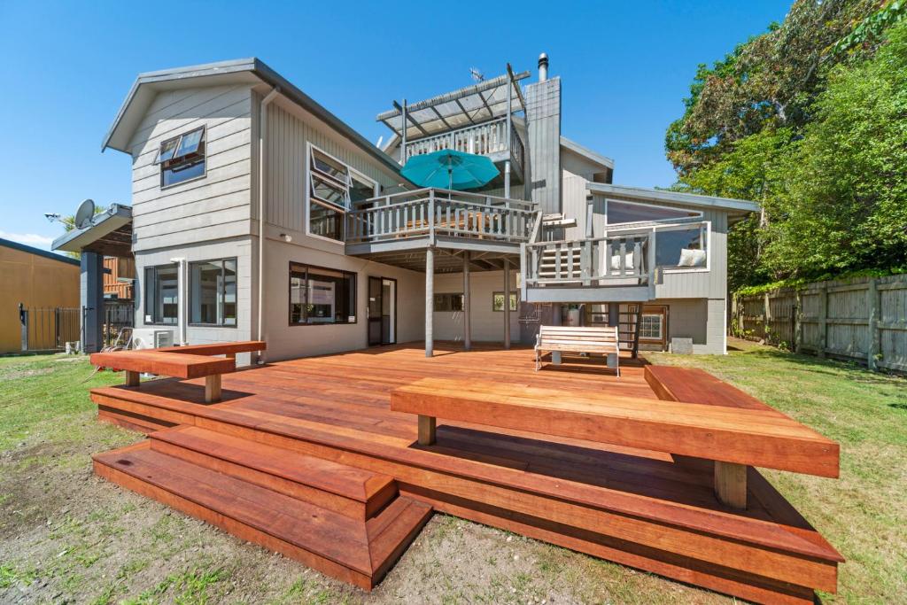陶波Choice Wharewaka - Taupo Holiday Home的房屋前方设有大型木制甲板