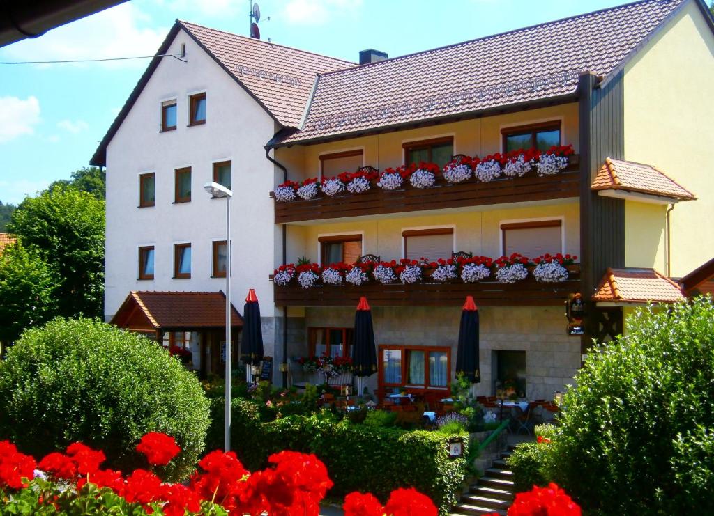 欧波楚巴赫德里林登旅馆的前方有红花的建筑