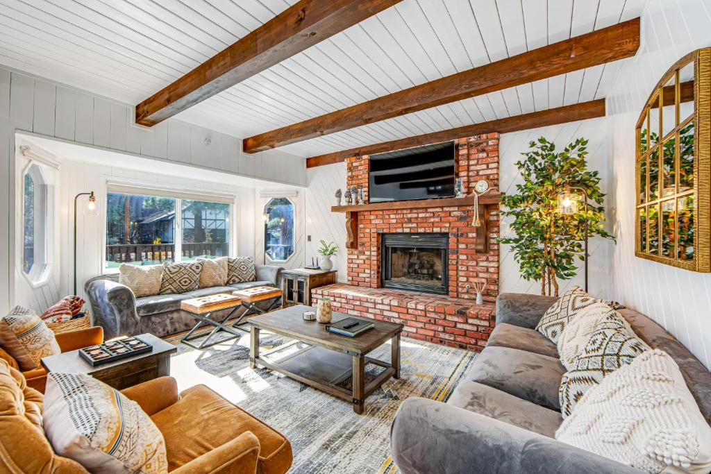 大熊湖Balboa at Big Bear的带沙发和砖砌壁炉的客厅