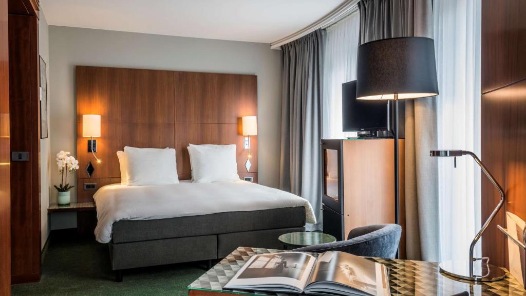 布鲁塞尔欧洲委员会贝尔雷蒙NH酒店客房内的一张或多张床位