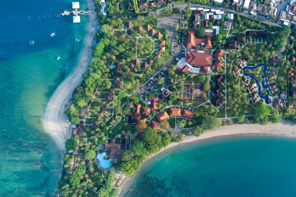 圣吉吉Merumatta Senggigi Lombok的享有海滩的空中景致,设有房屋和海洋
