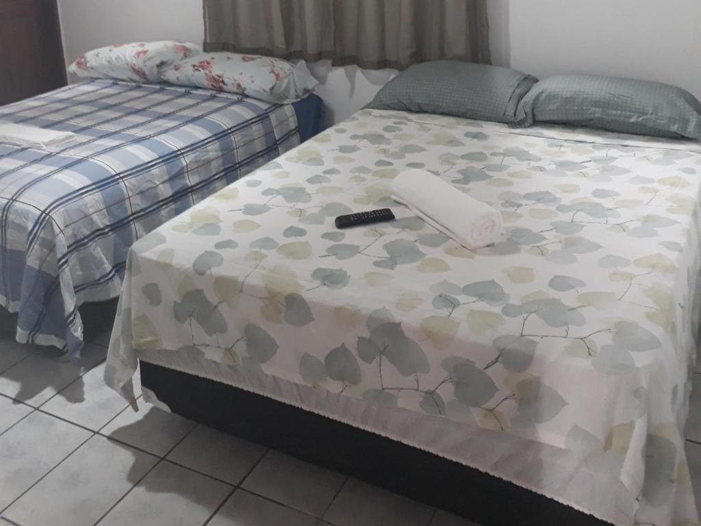 博阿维斯塔HOTEL LATINOS 2的一间卧室配有一张床,上面有电话