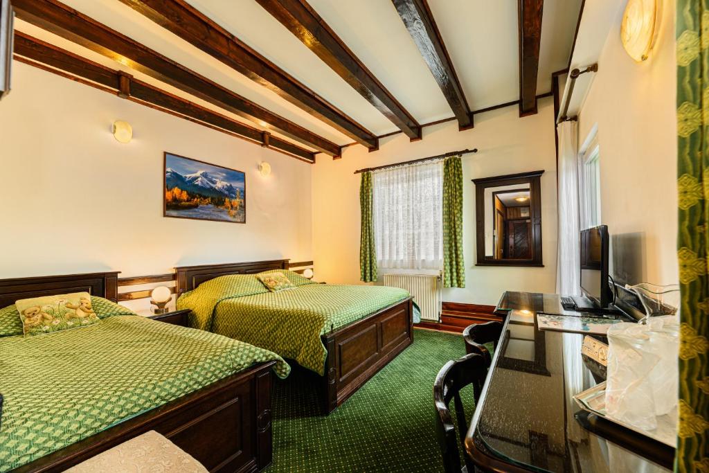 普雷代亚尔布拉杜尔膳食公寓酒店的酒店客房设有两张床和电视。