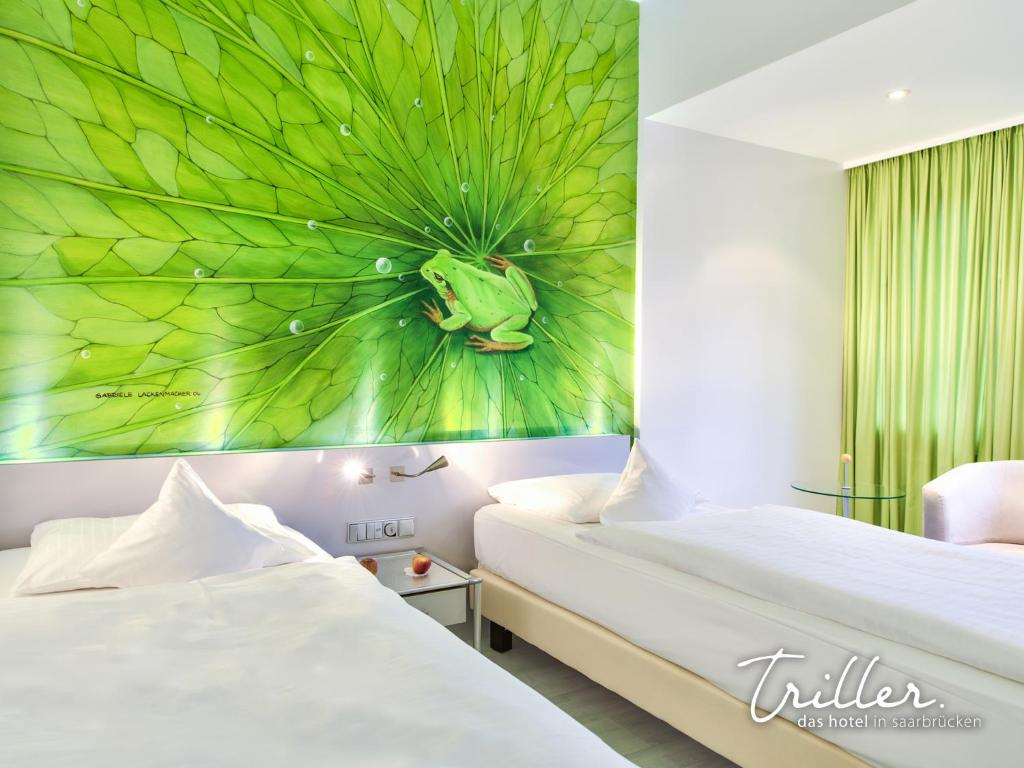 萨尔布吕肯Hotel Am Triller - Hotel & Serviced Apartments的一间设有两张床的房间和一幅植物画