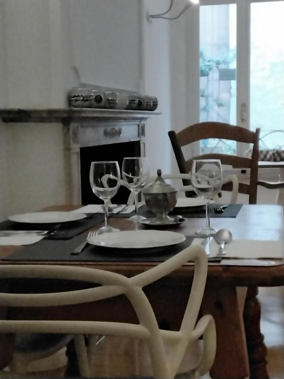 特雷维索B&B Barberia的餐桌和酒杯