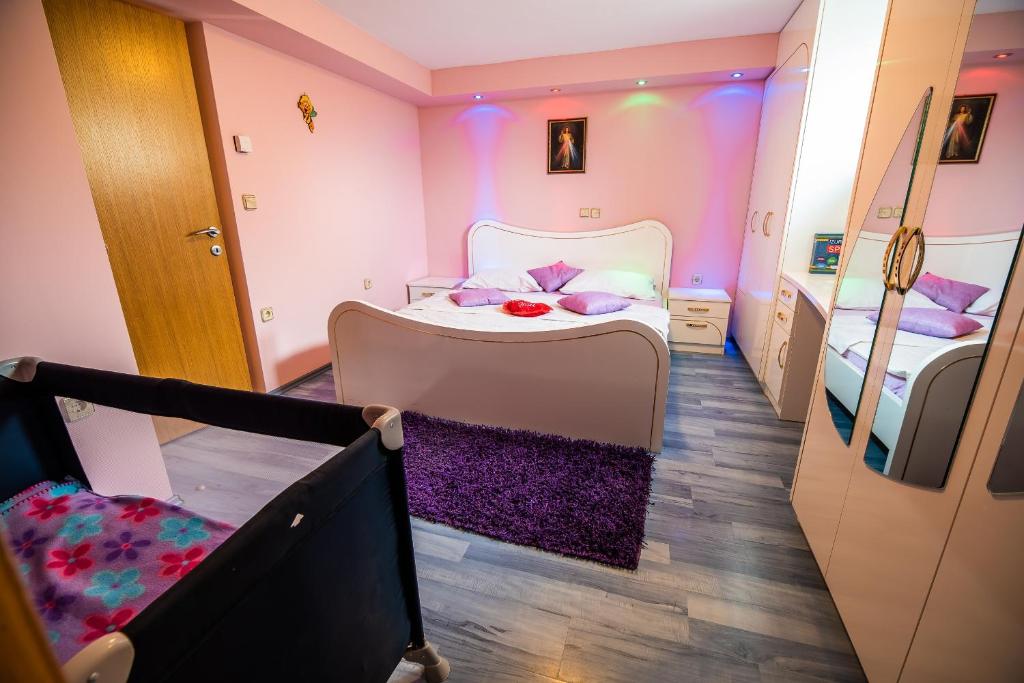 Višnja GoraFarm Stay Ana的一间小房间,设有两张床和走廊