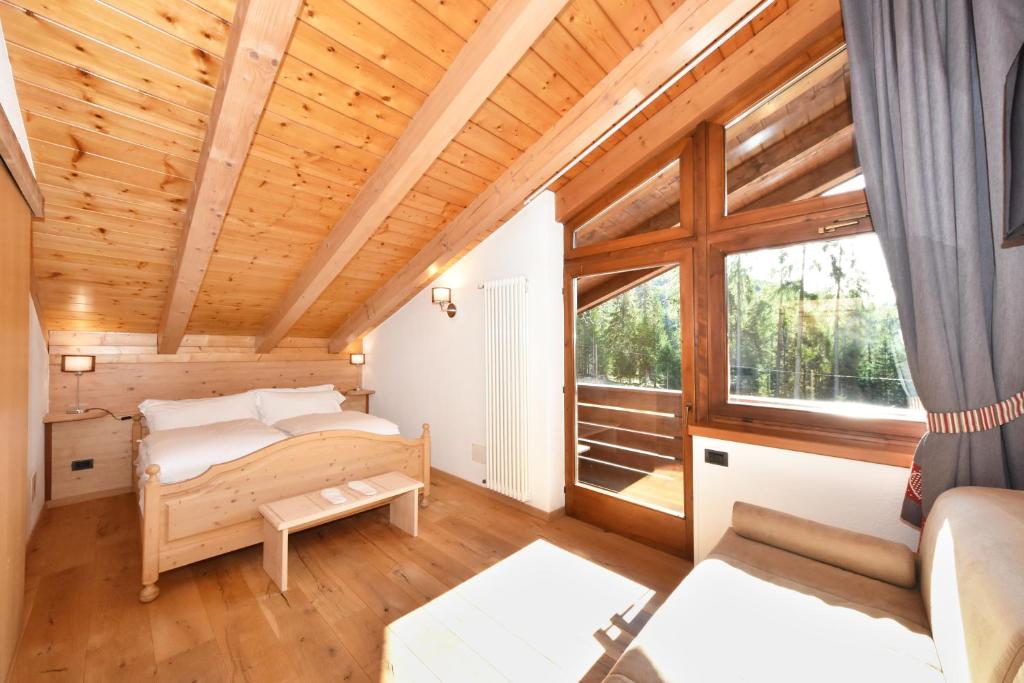 瓦雷纳Lo Chalet delle Ville的客房设有床和窗户。