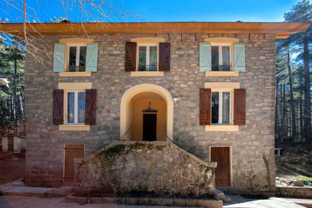 维扎沃纳卡萨阿尔塔酒店的一座古老的石头房子,设有门窗
