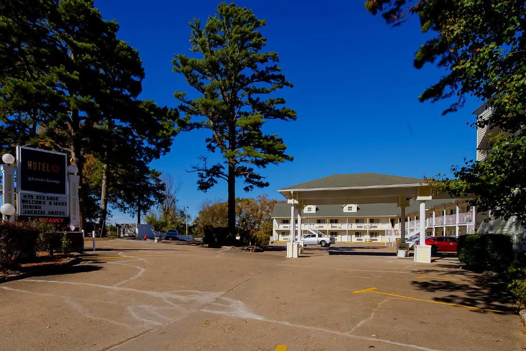 尤里卡斯普林斯Hotel O Eureka Springs - Christ of Ozark Area的大楼前的大型停车场
