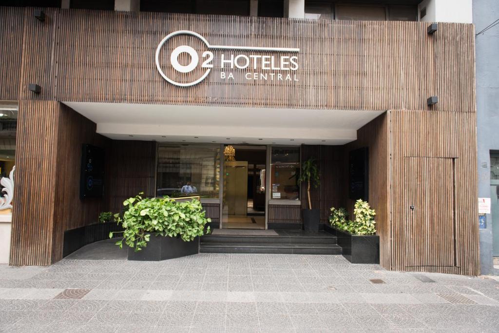 布宜诺斯艾利斯O2 Hotel Buenos Aires的入口处,前面有两株盆栽植物