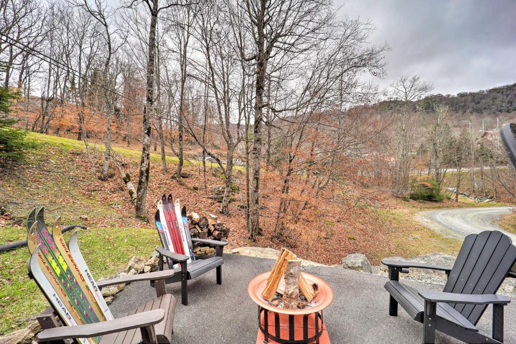 榉木山Cozy Mtn Getaway - Steps to Beech Mountain Resort!的庭院里设有一组椅子和一个火坑