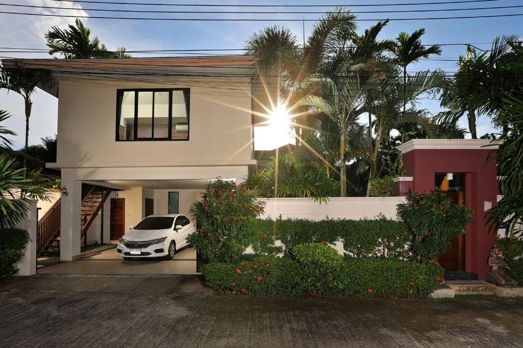 拉威海滩热带景观沙利卡别墅的停在房子前面的白色汽车
