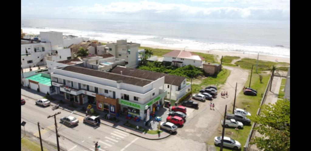 瓜拉图巴Pousada Verdes Mares guaratuba的海滩旁停车场的空中景致