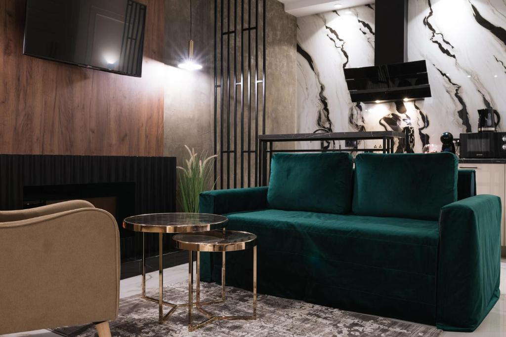 乌日霍罗德Неймовірний пентхаус "Сьоме небо"的客厅配有绿色沙发和桌子