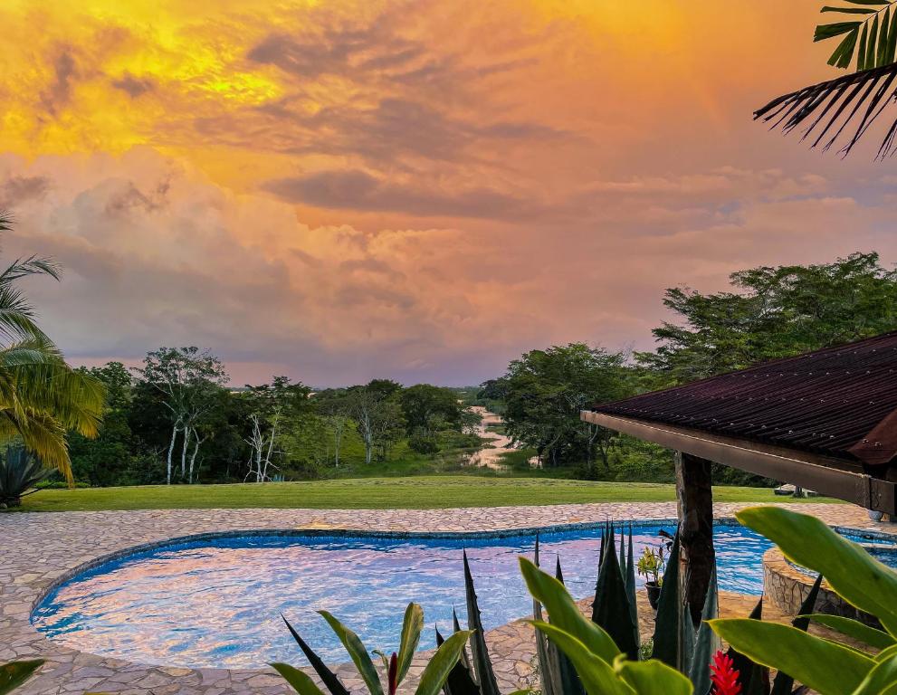 CuipoPrivate Tropical Paradise - Gatuncrocs的一座位于度假村的游泳池,享有日落美景