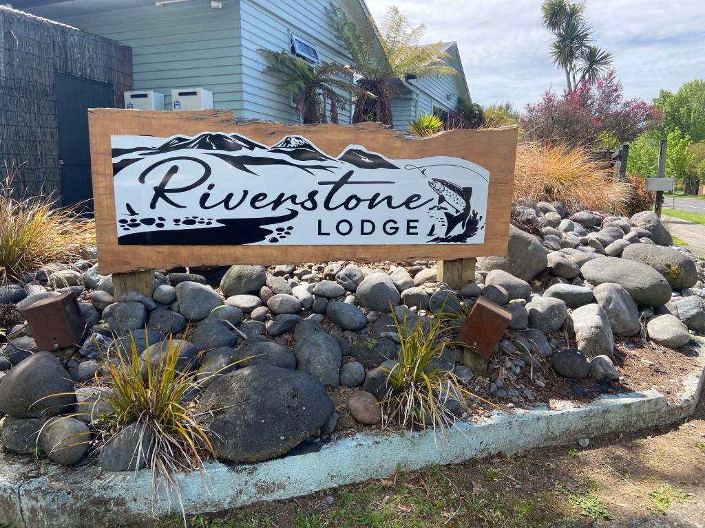 图朗伊Riverstone Lodge的岩石床上小屋的标志