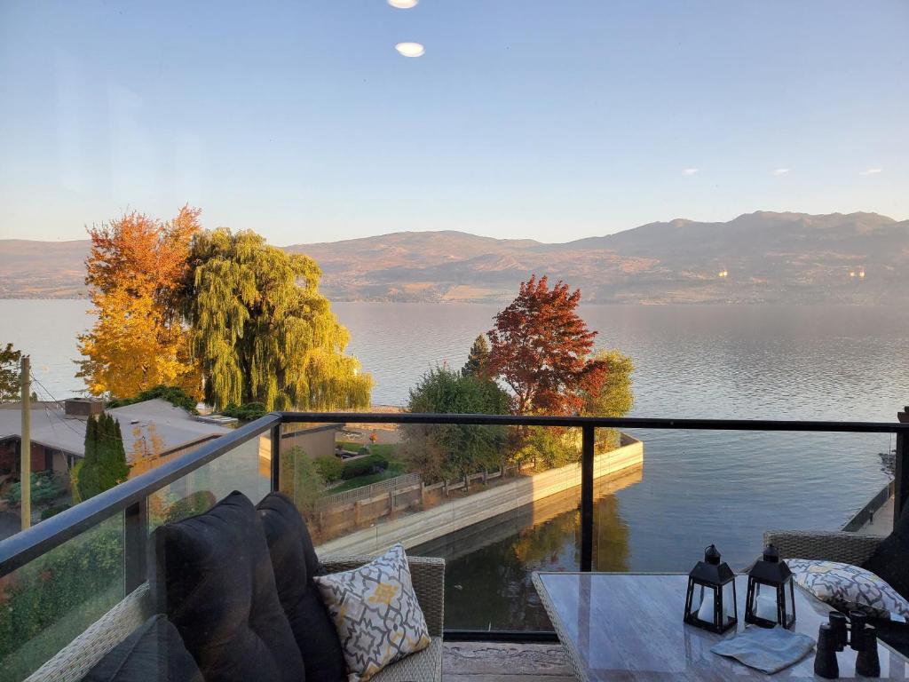 West KelownaWine Country Luxury Waterfront Condo的房屋阳台享有湖景