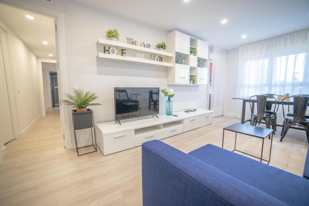 马德里Apartment IFEMA-Mar de Cristal II的客厅配有蓝色的沙发和电视