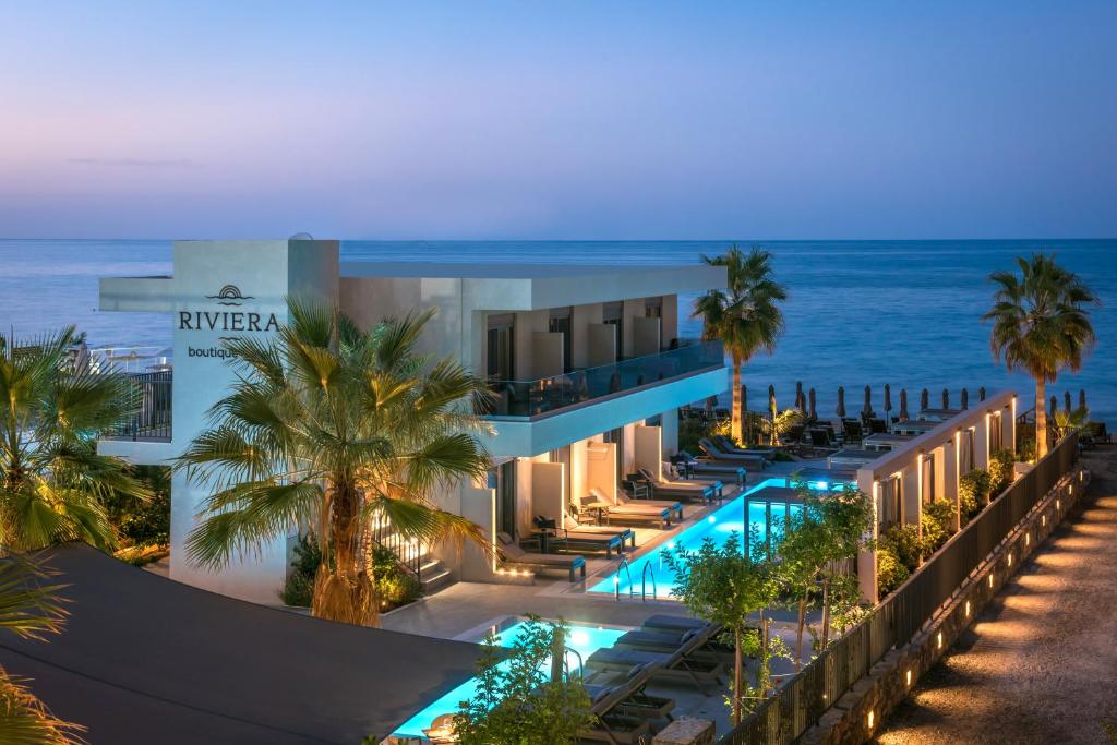斯塔里斯Riviera Boutique Hotel的背景是一座海洋酒店