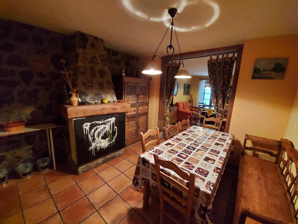 Hinojosa de DueroCasa Rural El Callejo的一间带桌子和壁炉的用餐室