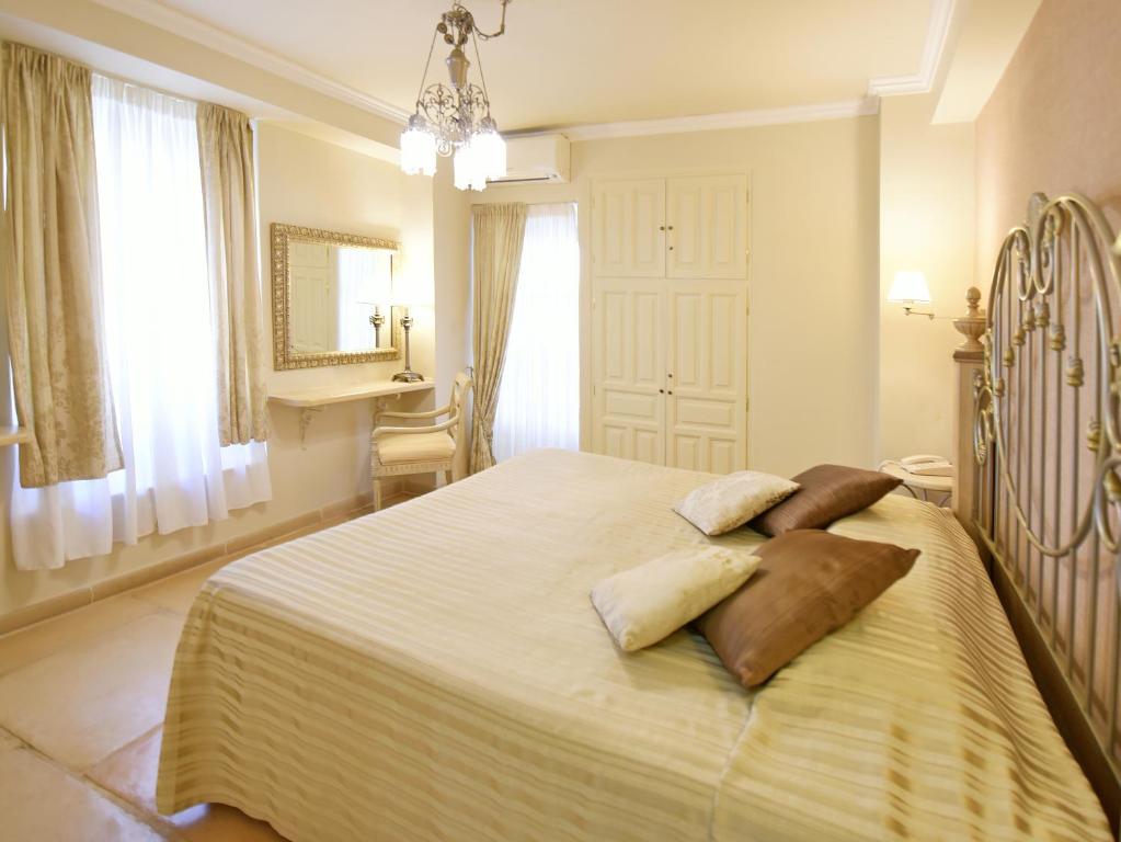 伊兹拉安吉利卡传统精品酒店的一间卧室配有一张大床和枕头